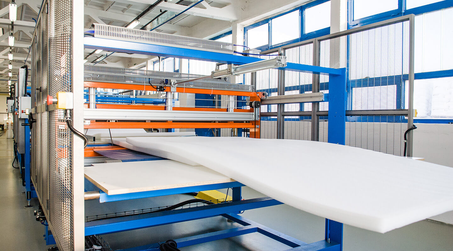 Foam cutting machine for high thicknesses foam of various densities